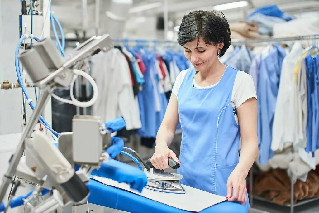 Laundry cleaning. Глажка белья в прачечной. Химчистка одежды. Гладильщица в химчистку. Глажка одежды в прачечной.