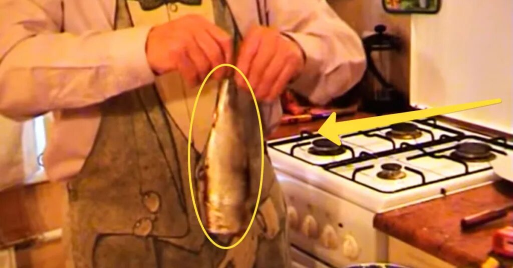 Чистим селедку одним движением. Почистить селедку за 10 секунд. Машинка для чистки селедки. Быстро разделать селедку. Чистим селедку одним движением.