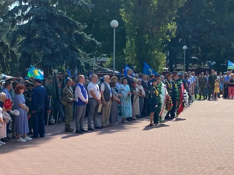 Митинг матери. День ВДВ В Курске 2023 году. В Курске сквер десантников. Памятники Курска десантникам. Митинг матерей.