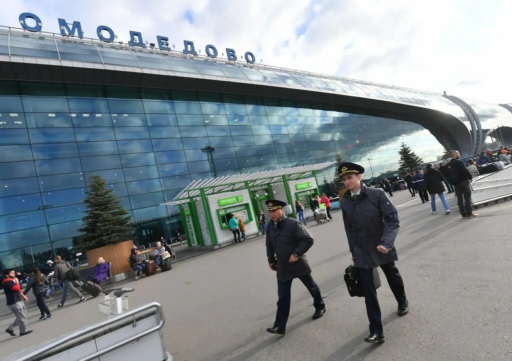 Аэропорт домодедово азиаты. Московский аэропорт Домодедово. Аэропорт Домодедово 2005. Аэропорт Домодедово 1997. Площадь аэропорта Домодедово.