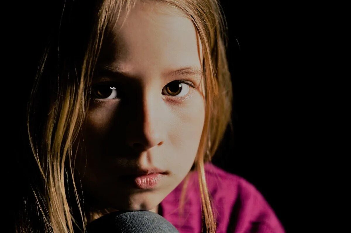 Почему девочка была грустной. Почему девочка была грустной. Почему девочка была грустной. Девочка грустит. Девушка грустит.