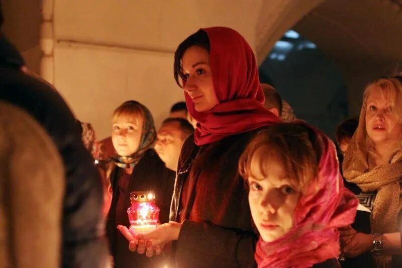 Женщина в платке в храме. Женщина в храме. Православная женщина в храме. Женщины молодые в церкви. Молодежь в храме.