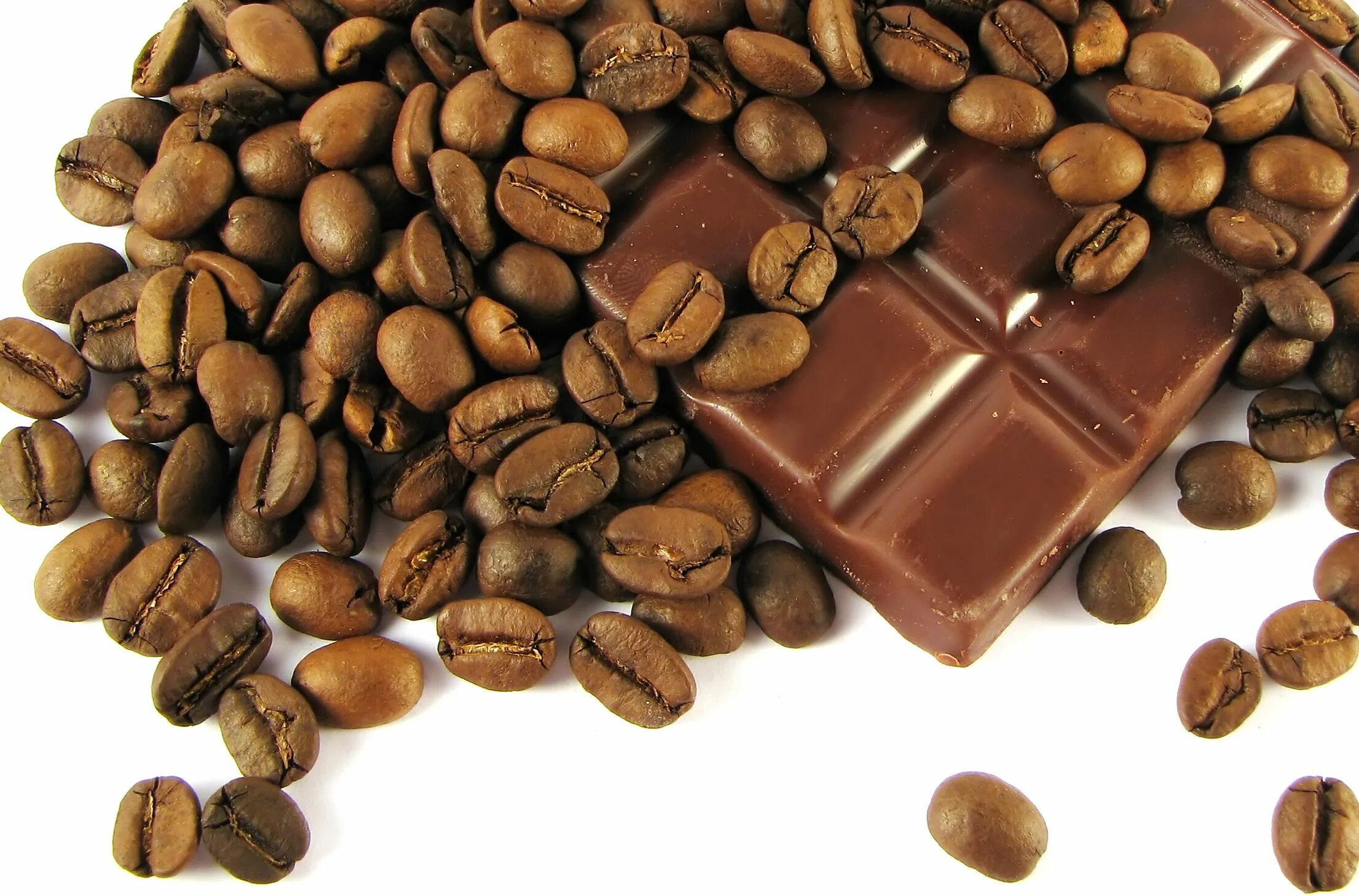 Зерна шоколада. Шоколадные кофейные зерна. Зерна кофе в шоколаде. Кофе и шоколад. Кофейные зерна в шоколаде.