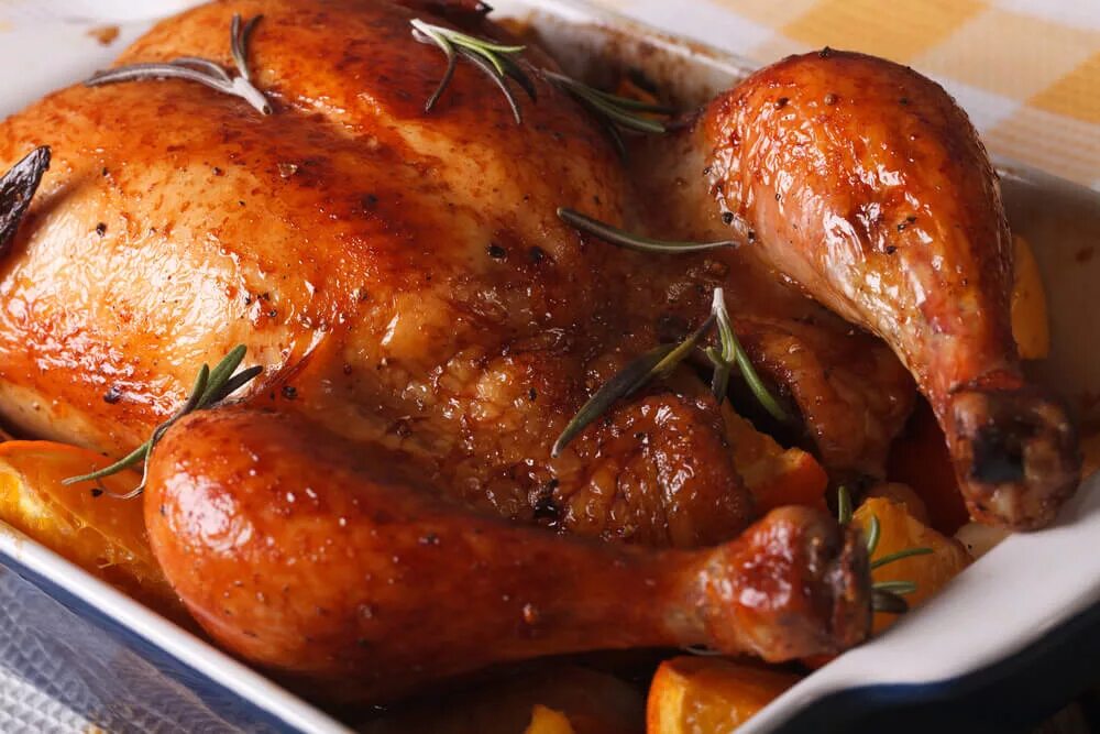 Курица в духовке самый простой рецепт. Курица в духовке. Курица запеченная в духовке. Жареная курица в духовке. Курица запеченная в духовке целиком.