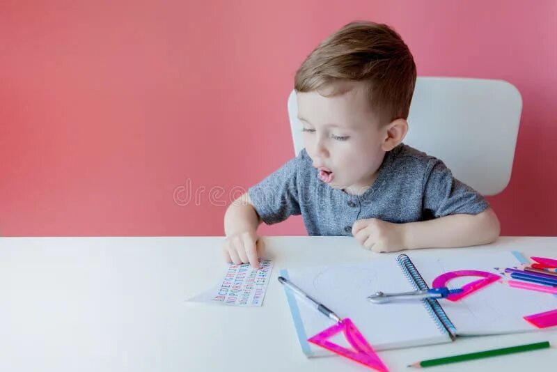 Ребенок пишет. Ребенок маленький сосредоточенный. Ребенок рассматривает свои ручки. Писающий мальчик.