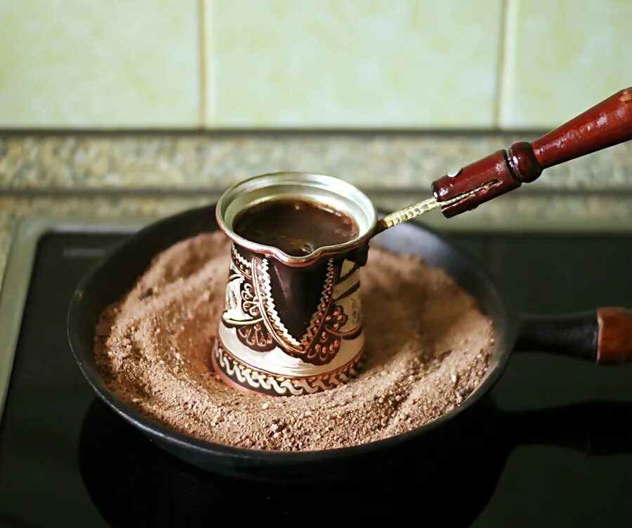 Кофе в турке спб. Кофе в турке. Кофе в турке на песке. Турка для кофе. Кофе по восточному на песке.