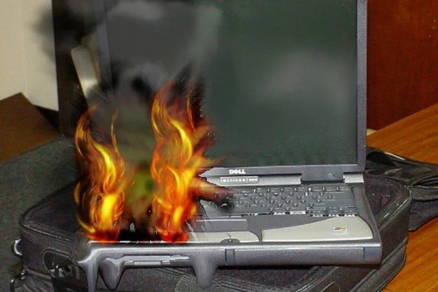 Что делать если ноутбук сильно. Горящий ноутбук. Сгоревший ноутбук. Перегрелся ноутбук. Возгорание компьютера.