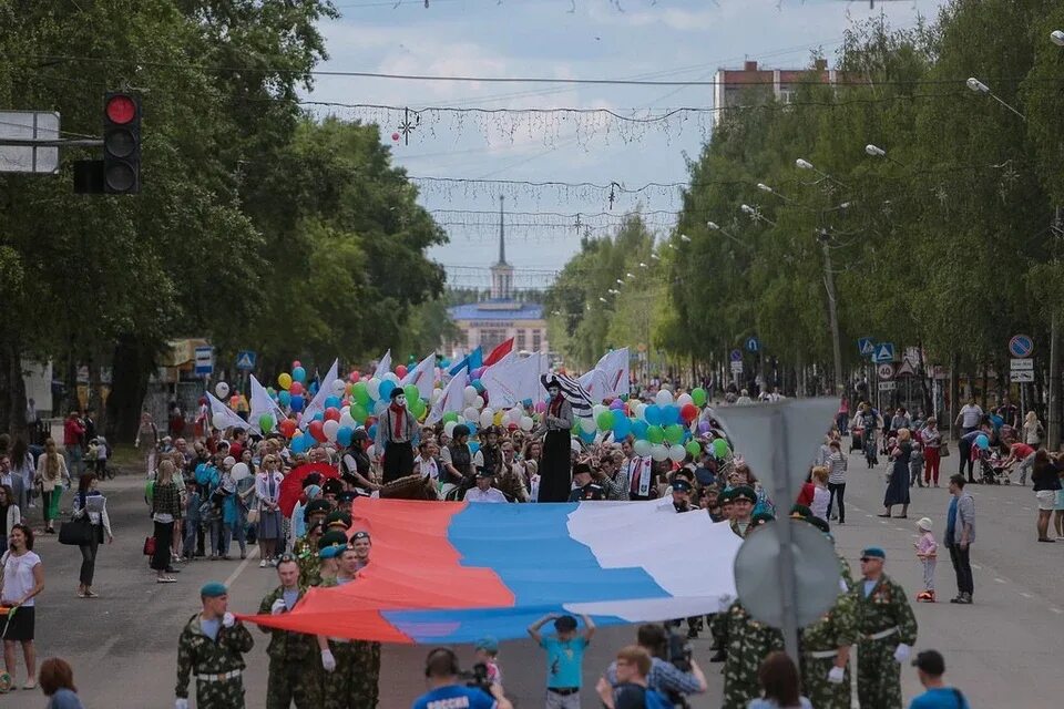 12 июня 2019 г. День города Сыктывкара 12 июня. День города празднование в Сыктывкаре. Празднование 12 июня в Сыктывкаре. День России шествие.