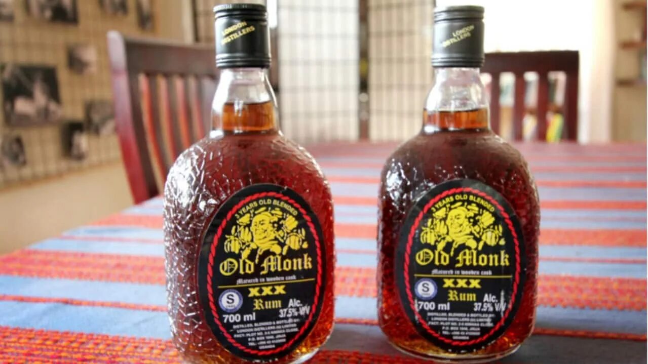 Индийский old monk. Ром Олд Монк Индия. Олд Монк Гоа. Ром из Гоа old Monk. Олдман Ром Индия.