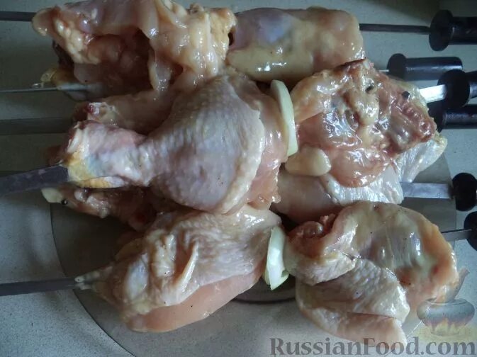 Шашлык из окорочков рецепт. Куриные ножки на шампурах. шашлык из ножек курицы в разрезе. как нанизать куриное бедро на шампур.