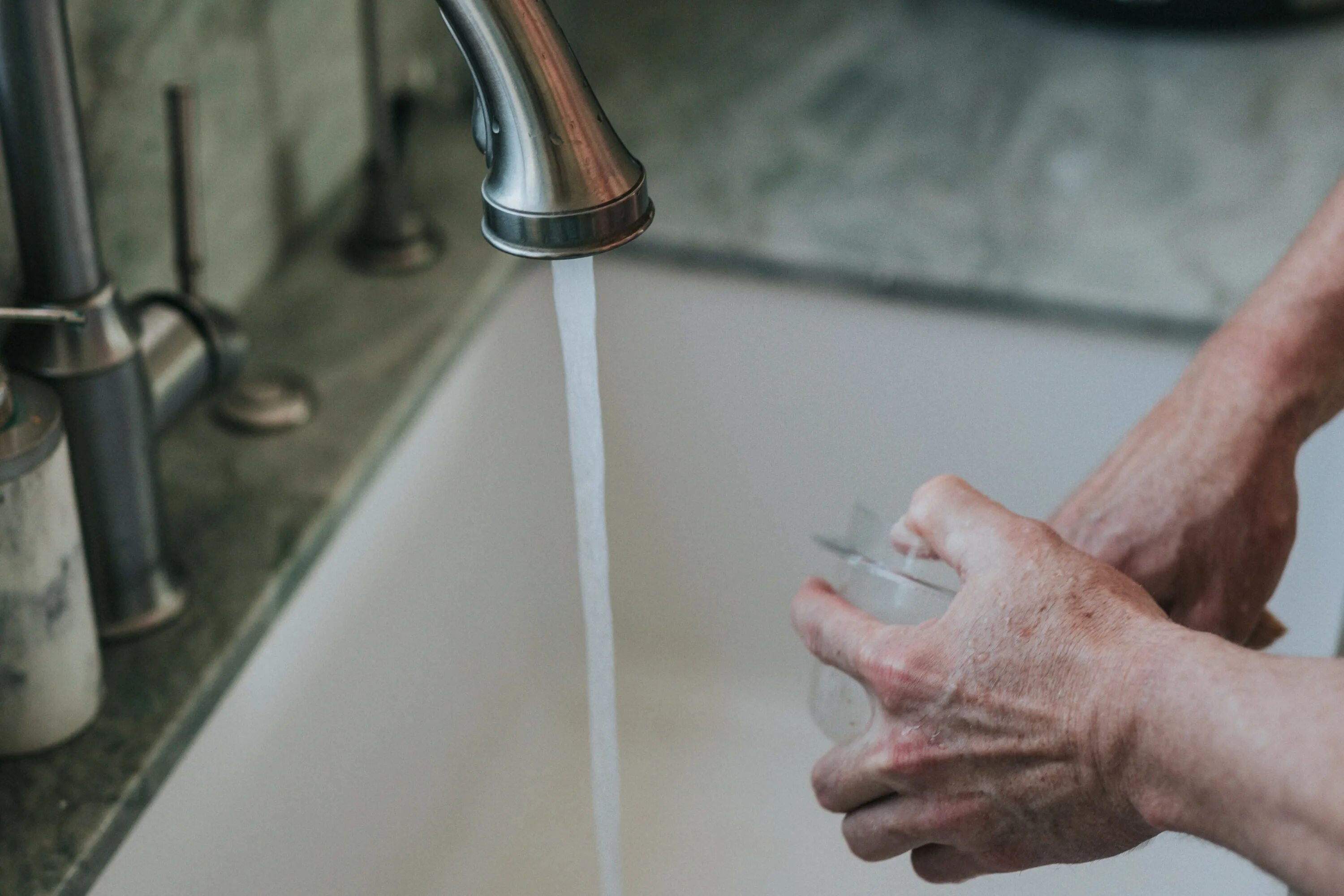 Отключение воды. Отключение холодной воды. Гнилостные воды. Вонючая вода. Стоит мытья посуды