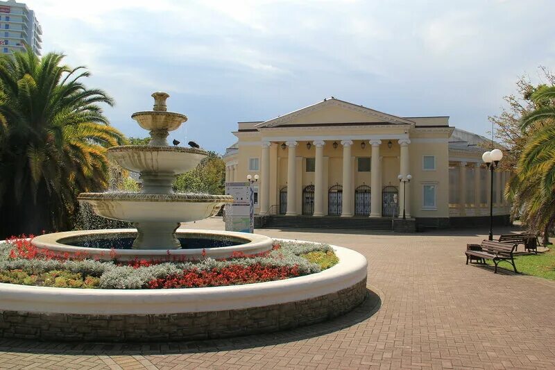 Парк имени м в фрунзе. Сочи парк им фрунзе фото. Театр фрунзе сочи. Парк имени фрунзе сочи. Сочи ротонда парк им фрунзе.