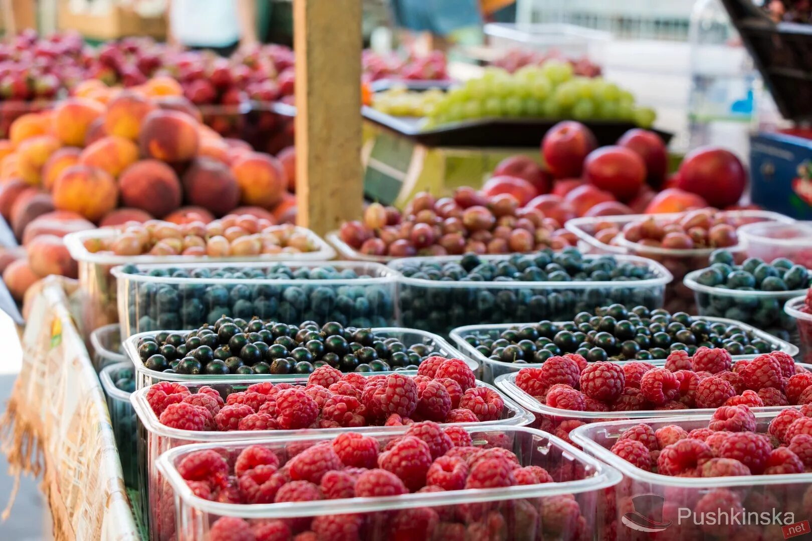 фрукты на прилавках магазинов. фрукты в супермаркете. магазин свежих фруктов. магазин свежих фруктов. прилавок с фруктами.