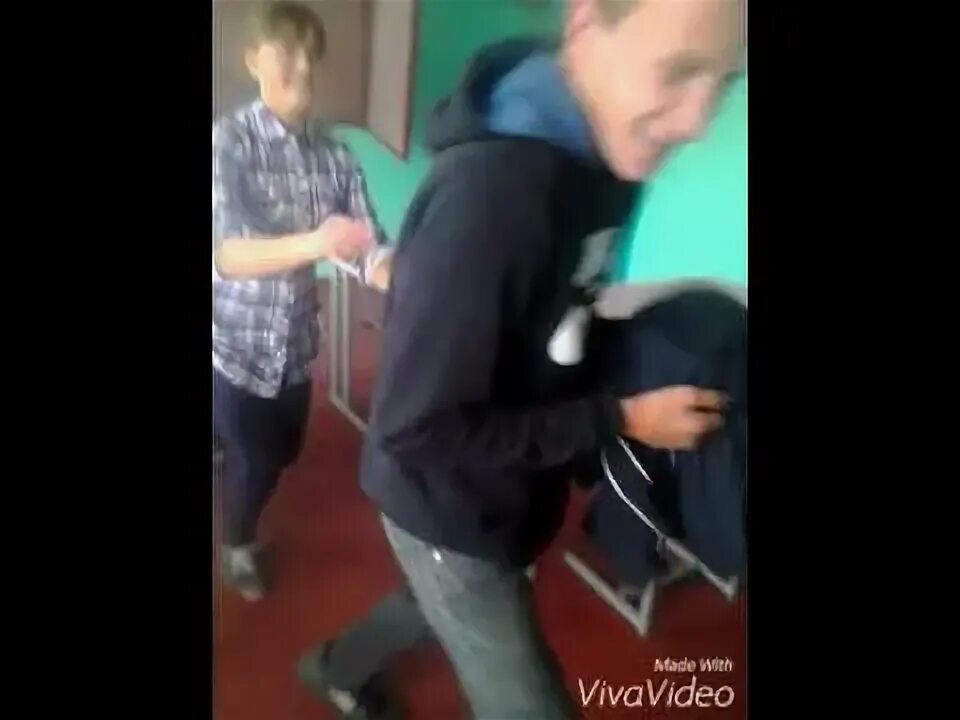 Девчонки издеваются над парнем. Пацаны издеваются над девушкой. девочки издеваются над парнем. парень и девушка издеваются.
