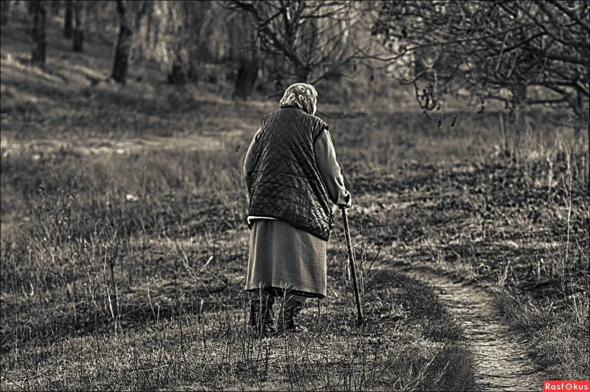 старушка провожает машине машет вслед/фото. фото проводи. женщина уходящая в осень. прощание. провожая взглядом осенний.