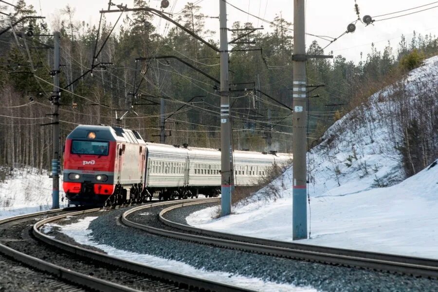 Движение поезда томск. Поезд Томск Екатеринбург. Поезд Томск Адлер. Железная дорога Тюмень. Российские железнодорожные дороги Екатеринбург.