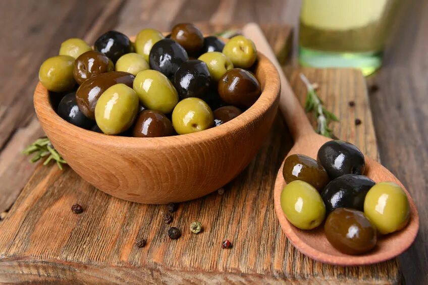 Мариновать маслины. Оливки. Оливки и маслины. Тарелка для оливок и маслин. Оливки подача.