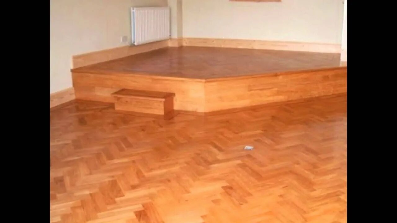 Двухуровневый пол в комнате. Двухуровневый дом с гаражом внутри. Подиум с местами для хранения. Разноуровневый пол в интерьере гостиной. Интерьеры с разноуровневый полом.