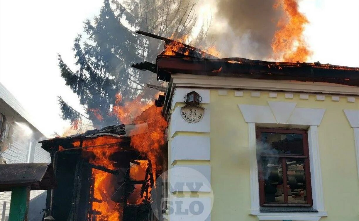 Дом горит. Пожар в частном доме. Сгоревший дом. Пожар в здании.