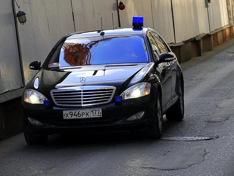 Кортеж собчака 1991. Ленд крузер 200 с мигалками. Мерседес с 200 черный с мигалками. Ауди а8 с мигалкой. Мерседес бенц е210 с мигалкой.