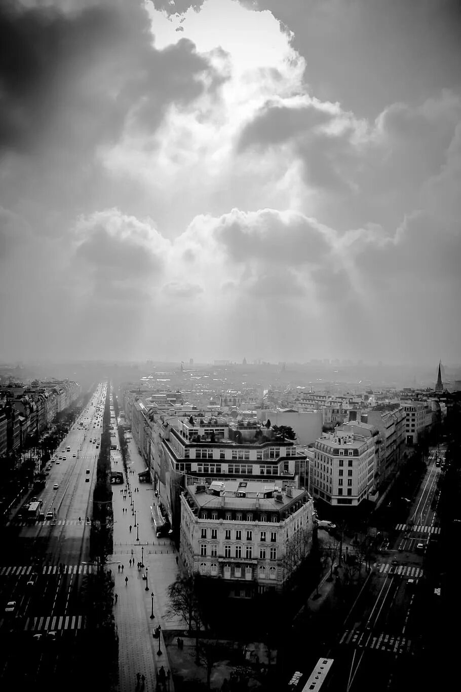 Ураган в москве 2017 небо. Пасмурное небо. Туча улица. Небо над городом. Шторм в москве буря.