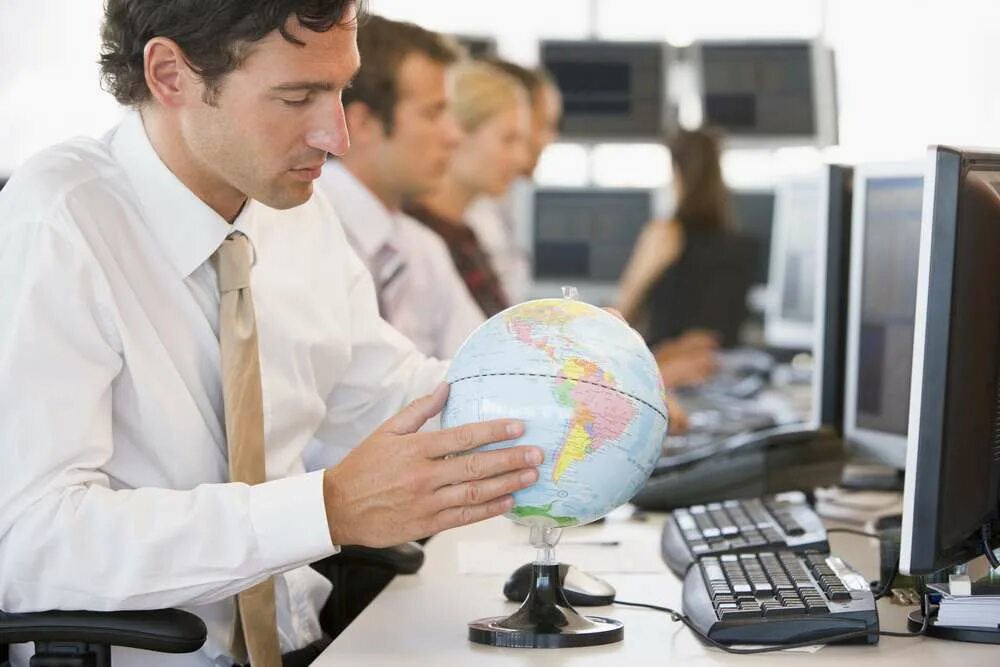 Globe work. Глобус для офиса. глобус на столе писателя. man with the globe. в кабинете стол с глобусом.
