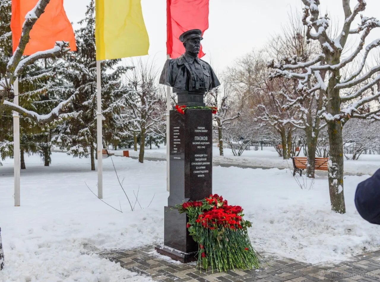 Глазков тамбов. Памятники тамбова парк победы. памятник глазкову тамбов. памятник в парке победы тамбов. парк победы в тамбове бюсты.