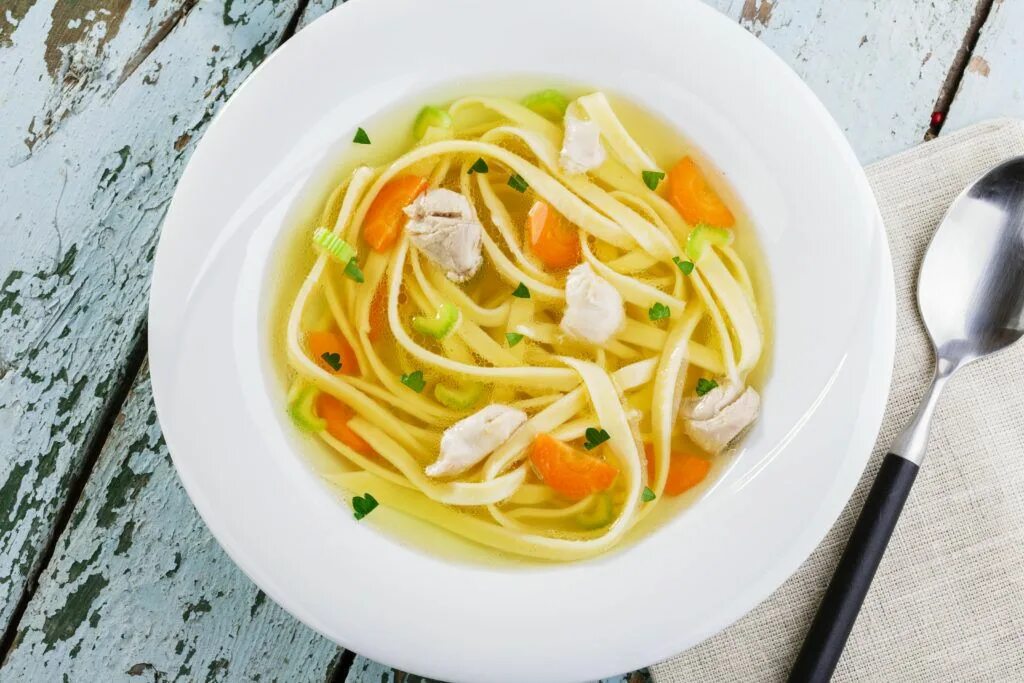 Суп лапша с курицей фото. Куриный суп с домашней лапшой. куриная лапша. суп лапша в тарелке. суп лапша вид сверху.