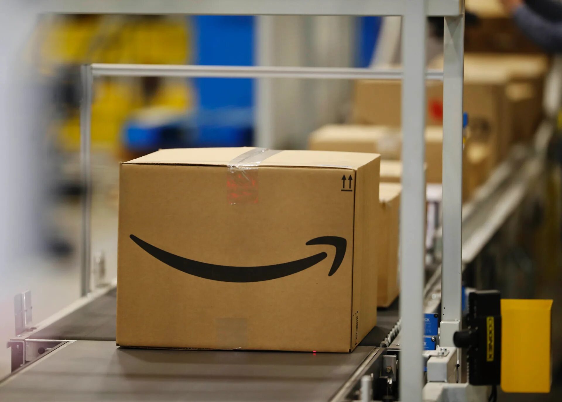 Амазон d4. Amazon delivery Box. Amazon package. Печать этикеток фулфилмент Amazon. Amazon d
