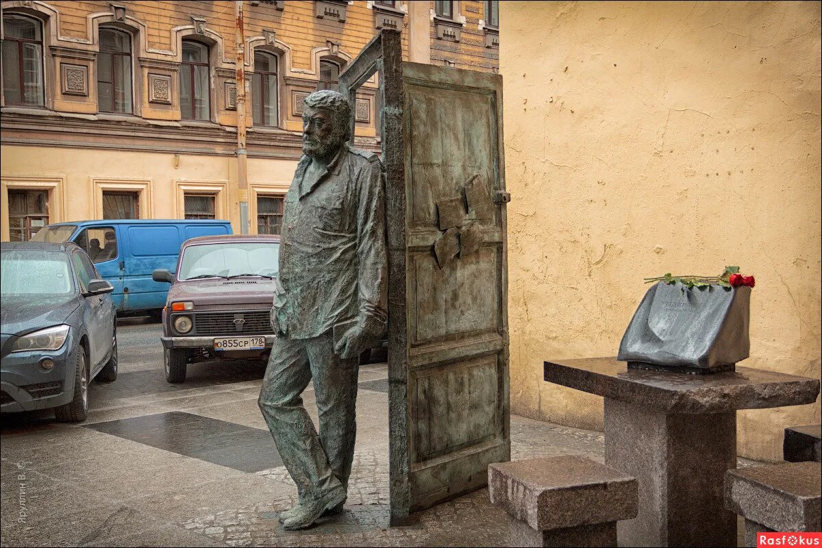 памятник сергею довлатову ул рубинштейна 23. улица рубинштейна памятник довлатову. улица рубинштейна памятник довлатову. памятник довлатову в санкт-петербурге. памятник довлатову на рубинштейна 23.