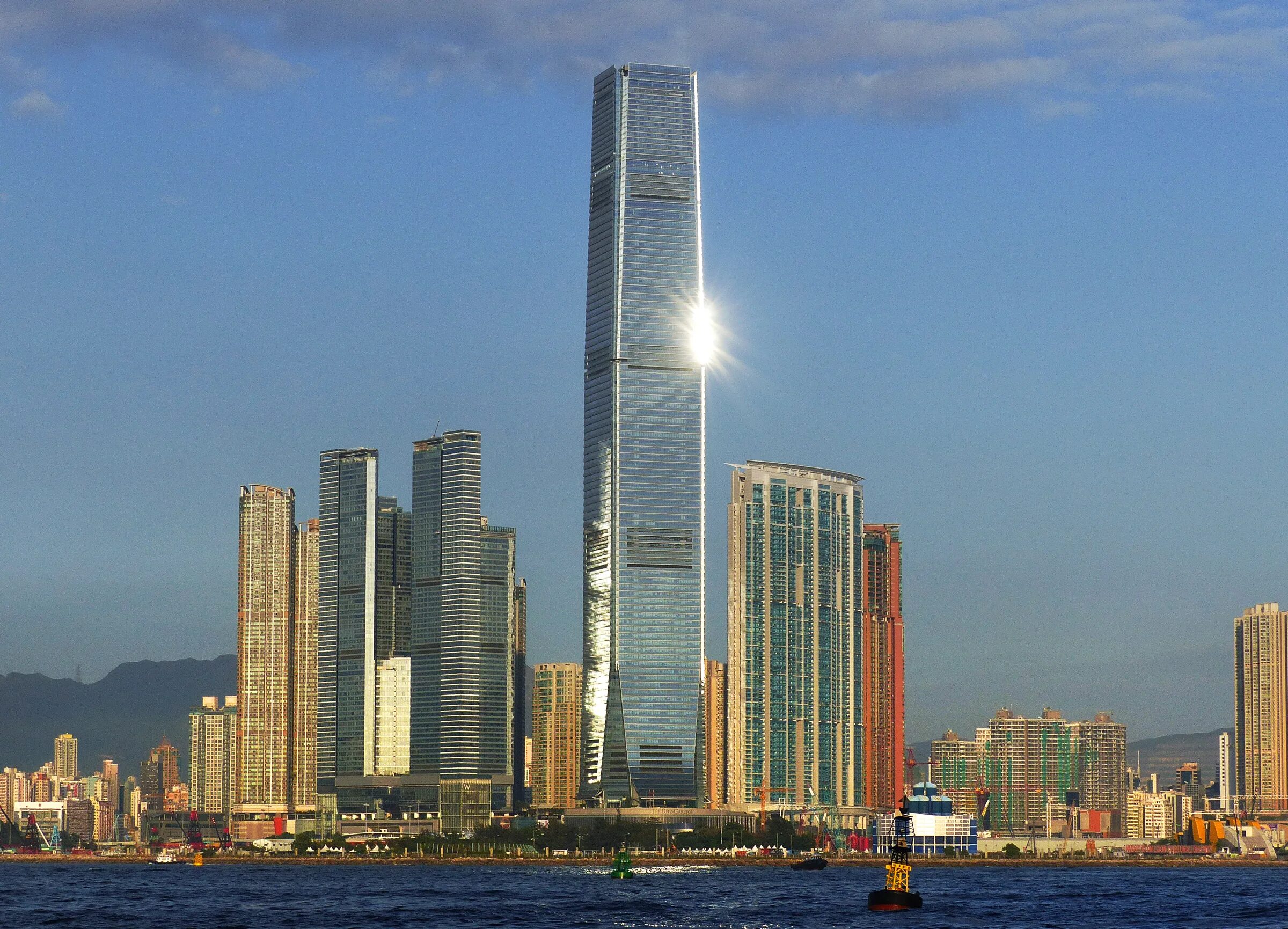 Небоскребы гонконга. Гонконг небоскреб Международный коммерческий центр. Международный финансовый центр Гонконга. Небоскреб Гонконга скайскрепер. Небоскреб Жемчужина в Гонконге.