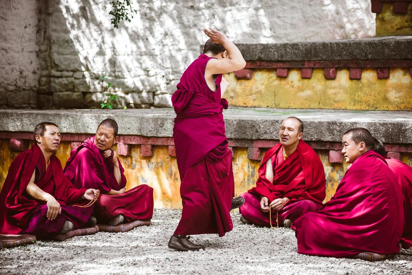 Монах другими словами. Буддистский монах Тибет. Лхаса монахи. Тибет монахи тибетский моление. Буддийский монах буддийские монахи.