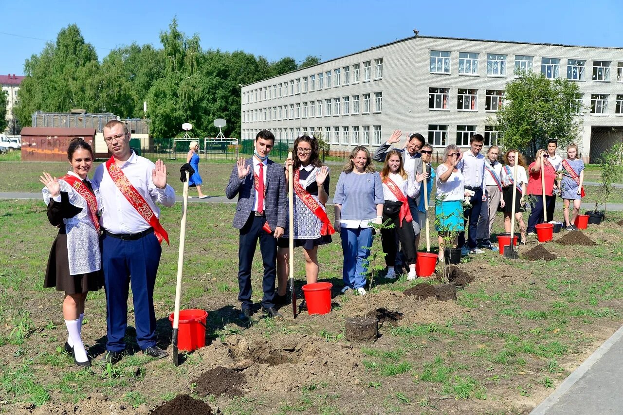 Посадка деревьев выпускниками