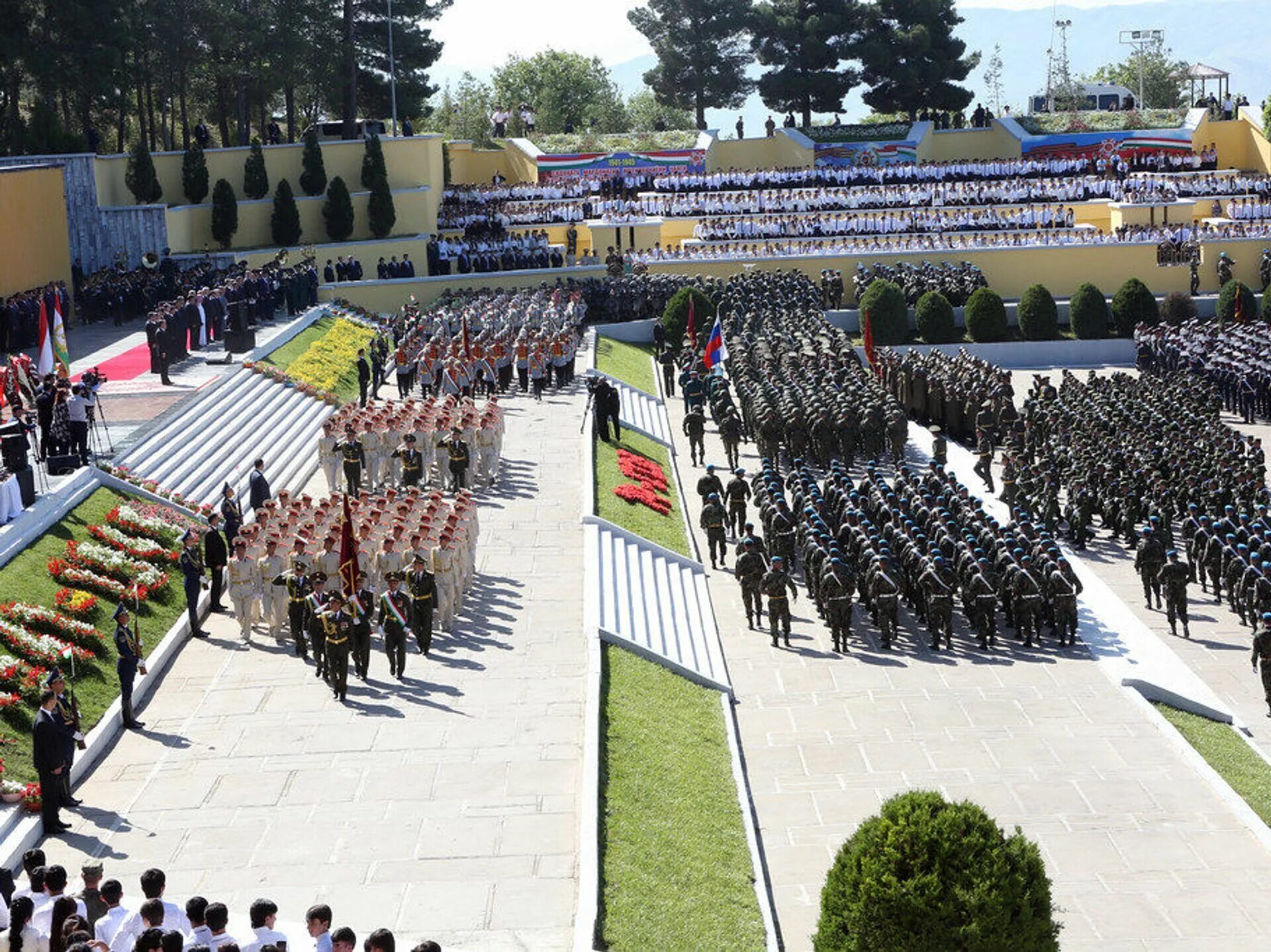 События в душанбе. Парк Победы Душанбе. Парк Победы в Душанбе Таджикистан. Парк Победы (Душанбе) в Душанбе. Эмомали Рахмон 9 мая.