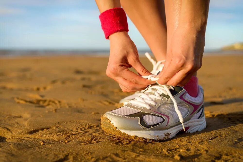 Стильные кроссовки найк. Кроссовки для бега на ноге. Sport wear shoes. Найк фотосессия. Shoelaces кроссовки.