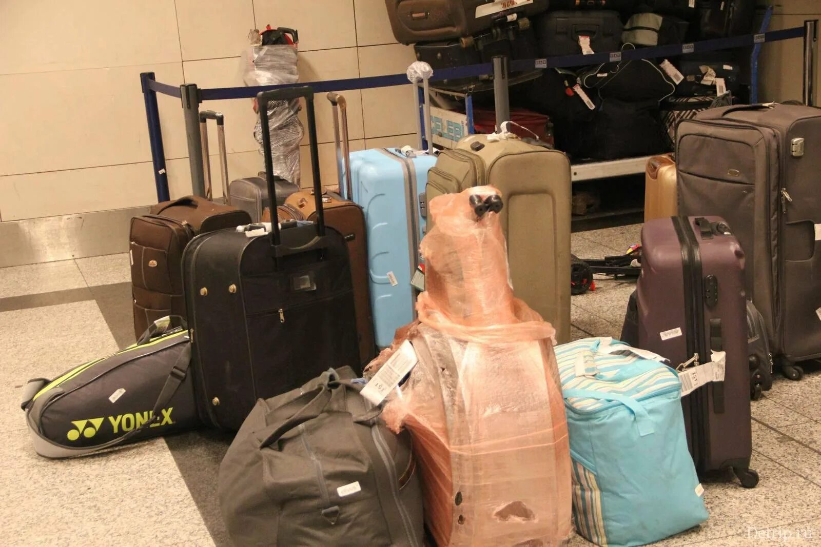 Собранные чемоданы. Сумка багаж к. Багажные сумки для самолета. Багаж в самолете сумки,чемодан.