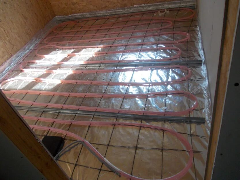 Пол в сип доме. Теплый пол в сип доме. Водяное отопление пола в частном доме. Теплый пол в сип доме. Хл пайп теплый пол.