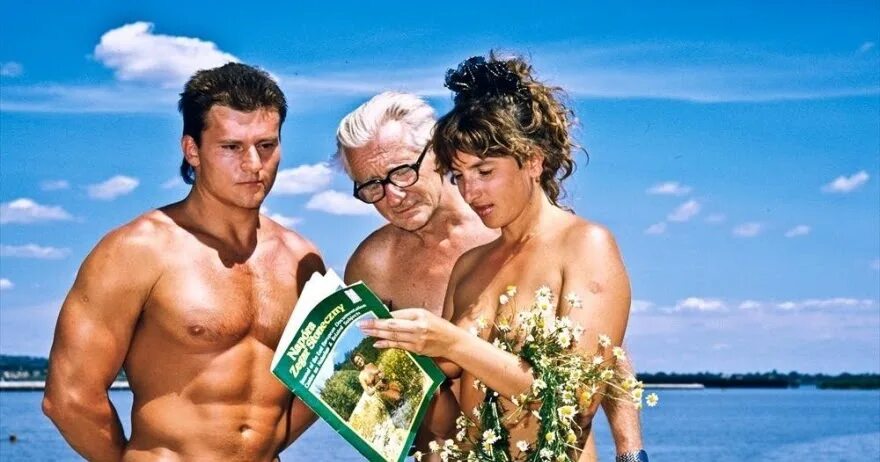 Семейные нудиские пляжи. Жизнь нудистов видео. Naturisme tv ведущие. Смешанный пляж. Экскурсия на нудиском пляже.