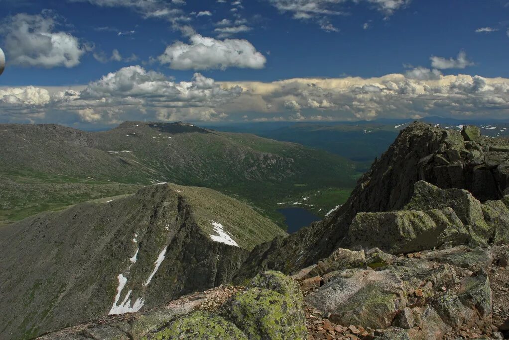 хребет тигер тыш кузнецкий алатау. вершины горы скалы. пик дураков кузнецкий алатау. верх гор. небольшая гора.