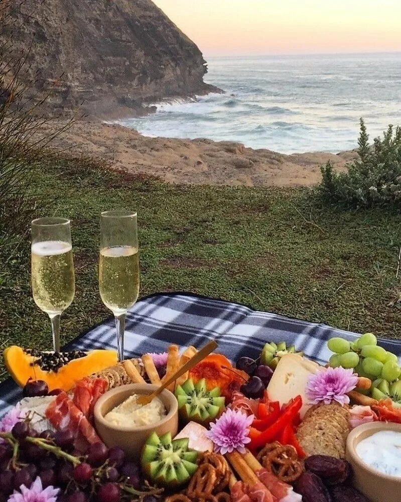 Ужин на берегу. Пикник на пляже. Пикник на природе. Пикник на берегу моря. Романтик на природе.