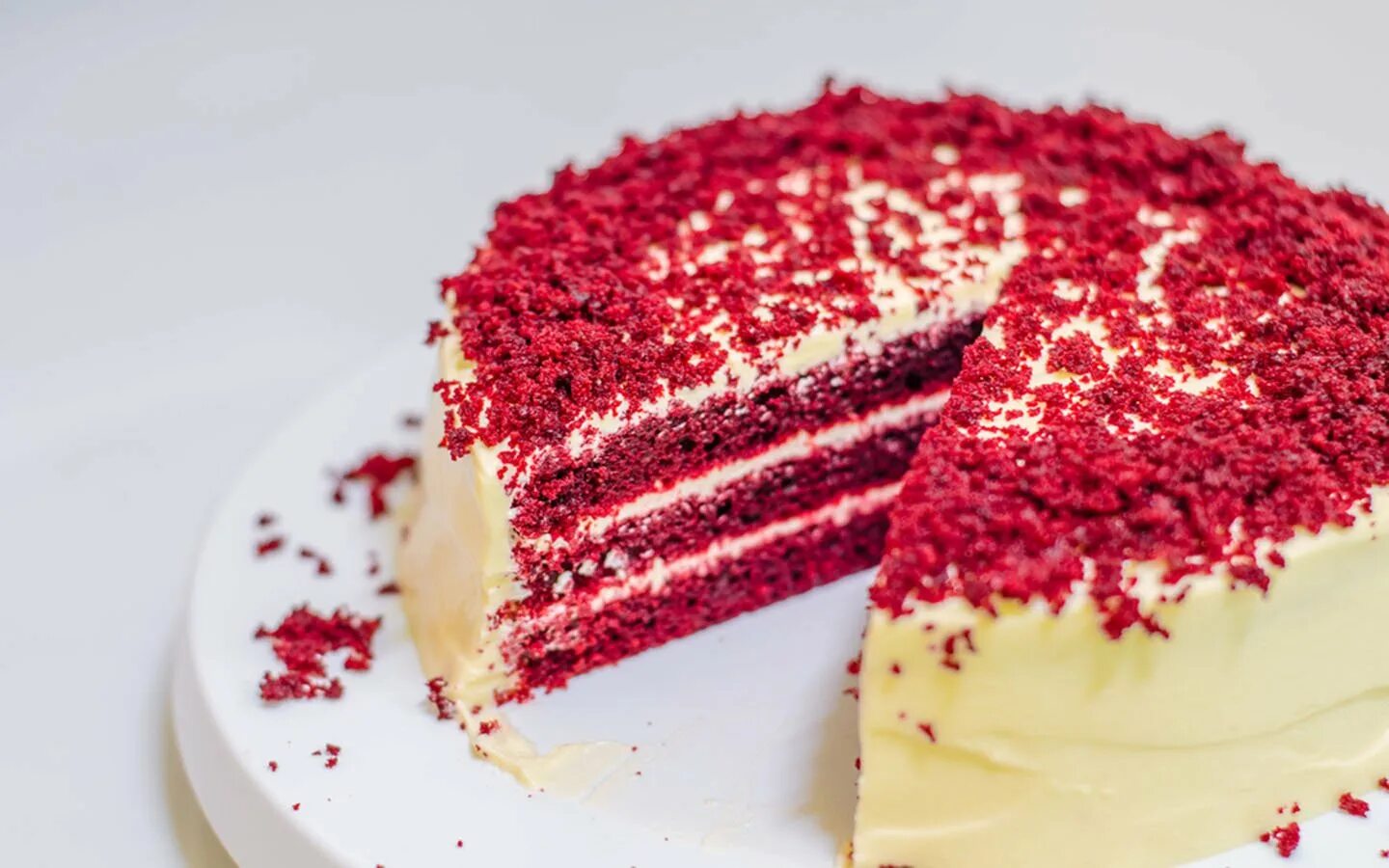 Red velvet cheesecake. Торта "красный бархат" (red velvet). Красный бархат с клубничным конфи. Торт «ред вельвет». Начинка красный бархат рецепт.