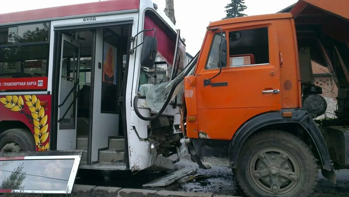 Столкновение автобуса и КАМАЗА. КАМАЗ протаранил автобус.
