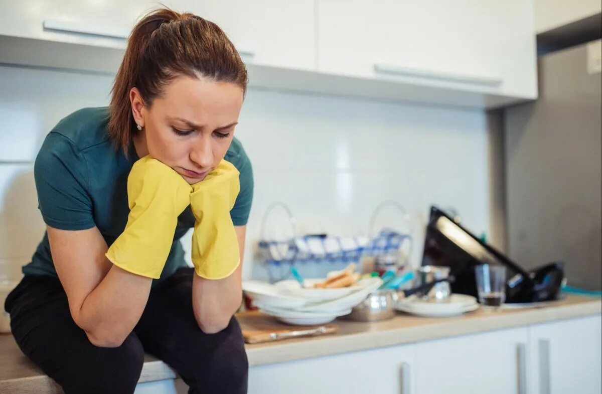 домашняя одежда для девушек стильная. довольная женщина. общение по скайпу. красивая девушка на кухне. женщина на кухне.