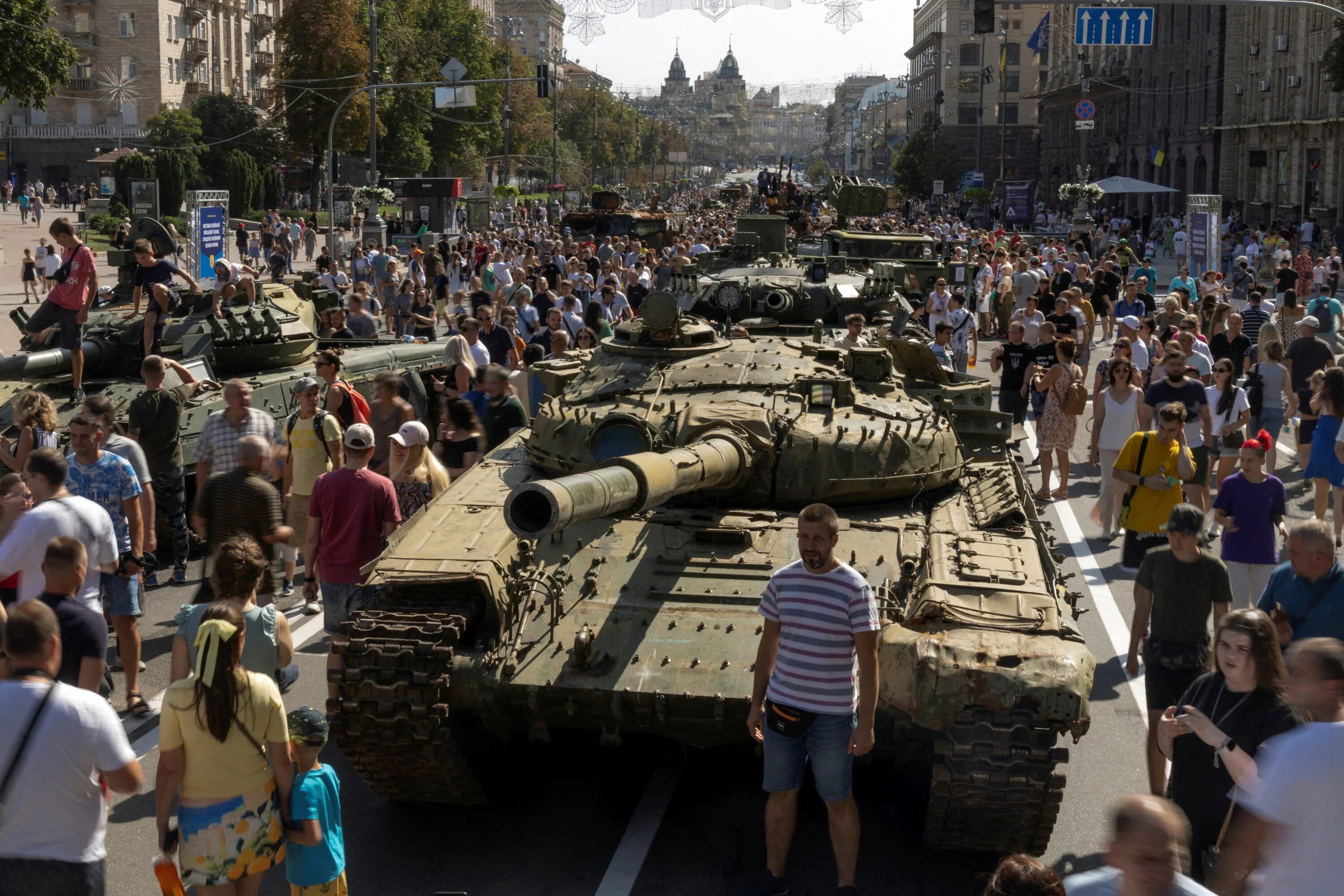 День украины. 24 августа киев. Флаг киева. Парад военной техники украины. Танки в киеве.