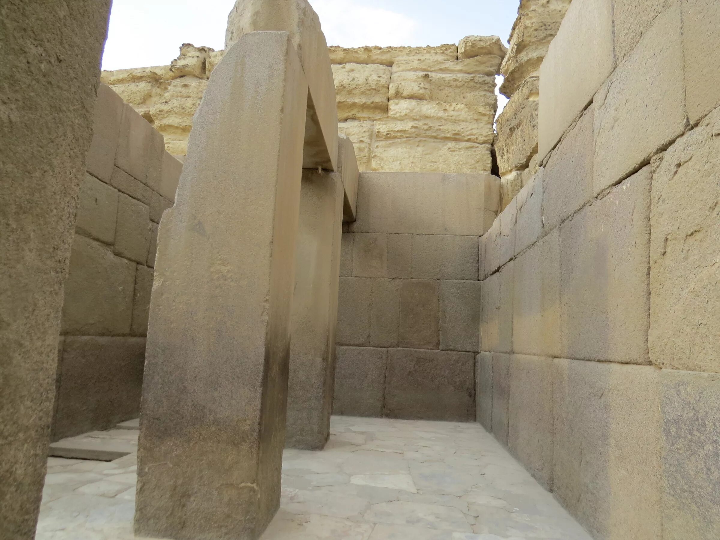 Гранитный храм гиза на карте. Гранитный храм. Храм хефрена в долине ( khafre's valley temple. Храм хафры. Вимала васахи храм снаружи абу.