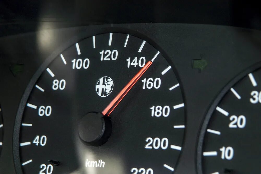 Сколько 150 км в часах. Спидометр бмв е34 300. Спидометр со скоростью 150 км ч. Спидометр ауди 320 км. 160 миль в час в км.