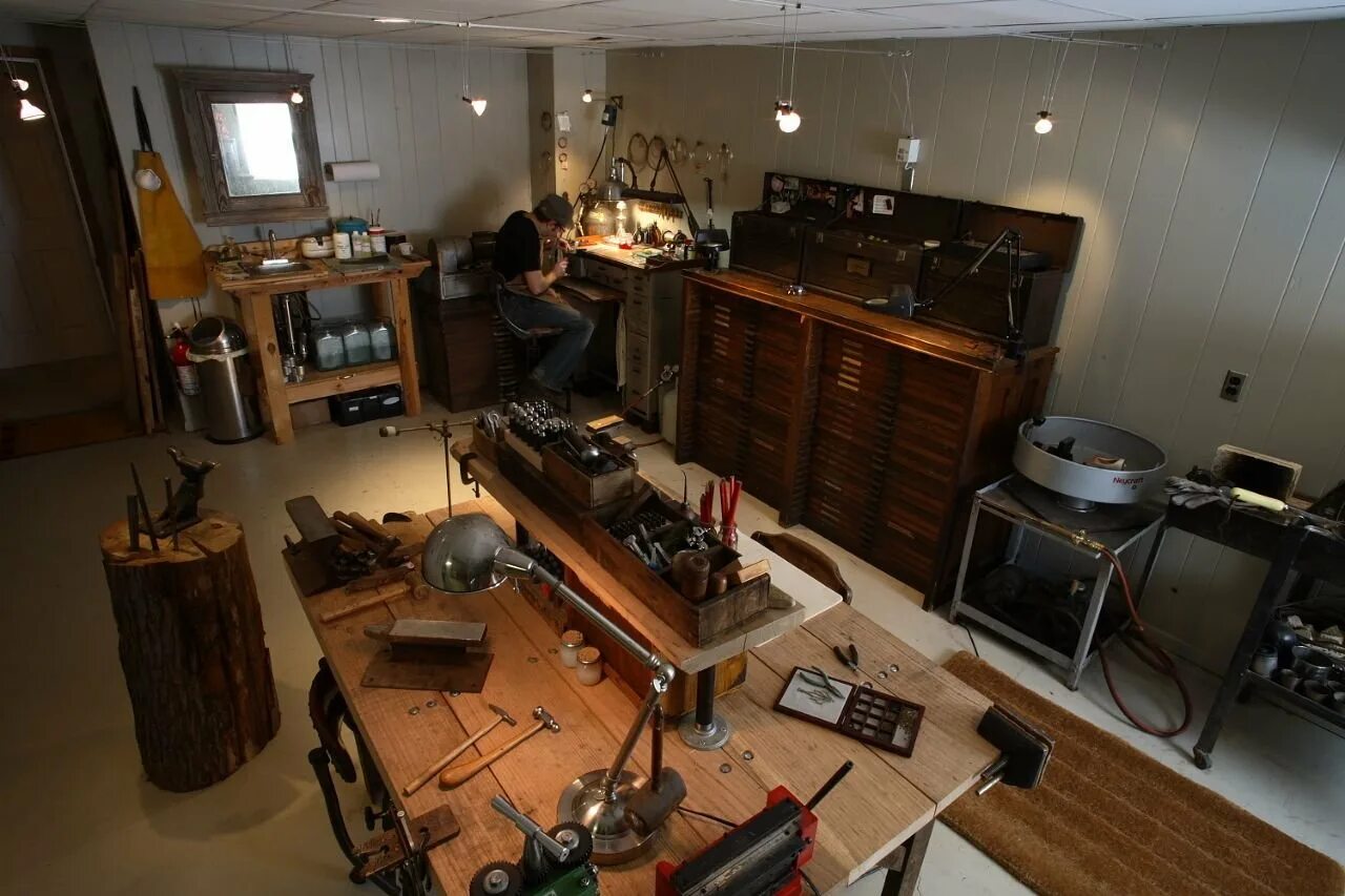 Планировка гаража с мастерской. Мастерская в гараже. Сарай мастерская. Швейная мастерская на мансарде. Столярка помещение.