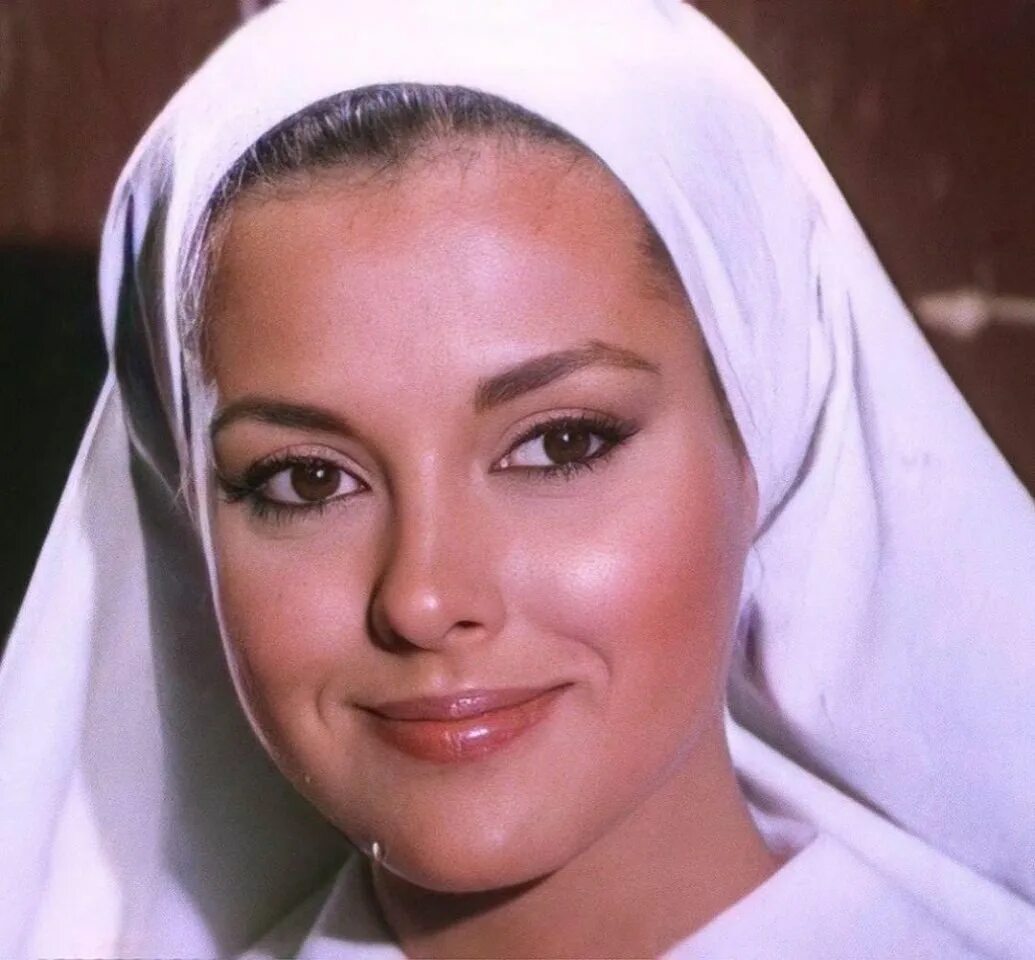 Айдан шенер королек птичка певчая. Айдан шенер фериде. Турецкая актриса айдан шенер. Айдан шенер в молодости. Айдан шенер королек.