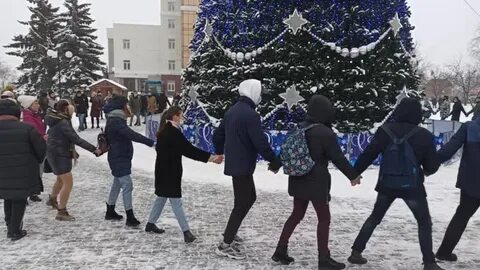 Дети водят хоровод вокруг новогодней елки 28