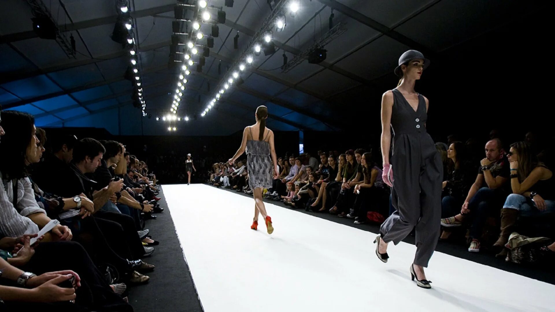 Модель без подиума. Louis Vuitton 2020 показ. Показ мод. Модный показ. Фотомодели на подиуме.